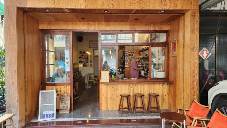 營區在白毛台，往谷關的路上。只要路過東勢，我就會來二餘艸堂喝杯咖啡，吃個布丁。這已經成為我的定番了。(儀式感)