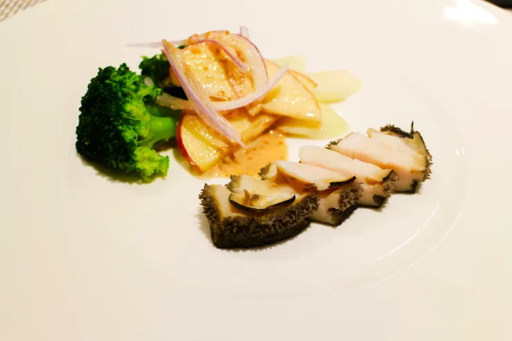 南非活鮑魚佐季節鮮蔬。(攝影/卓芳妤)