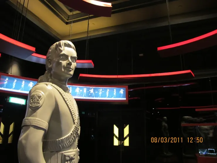 他傲視著這個場館。