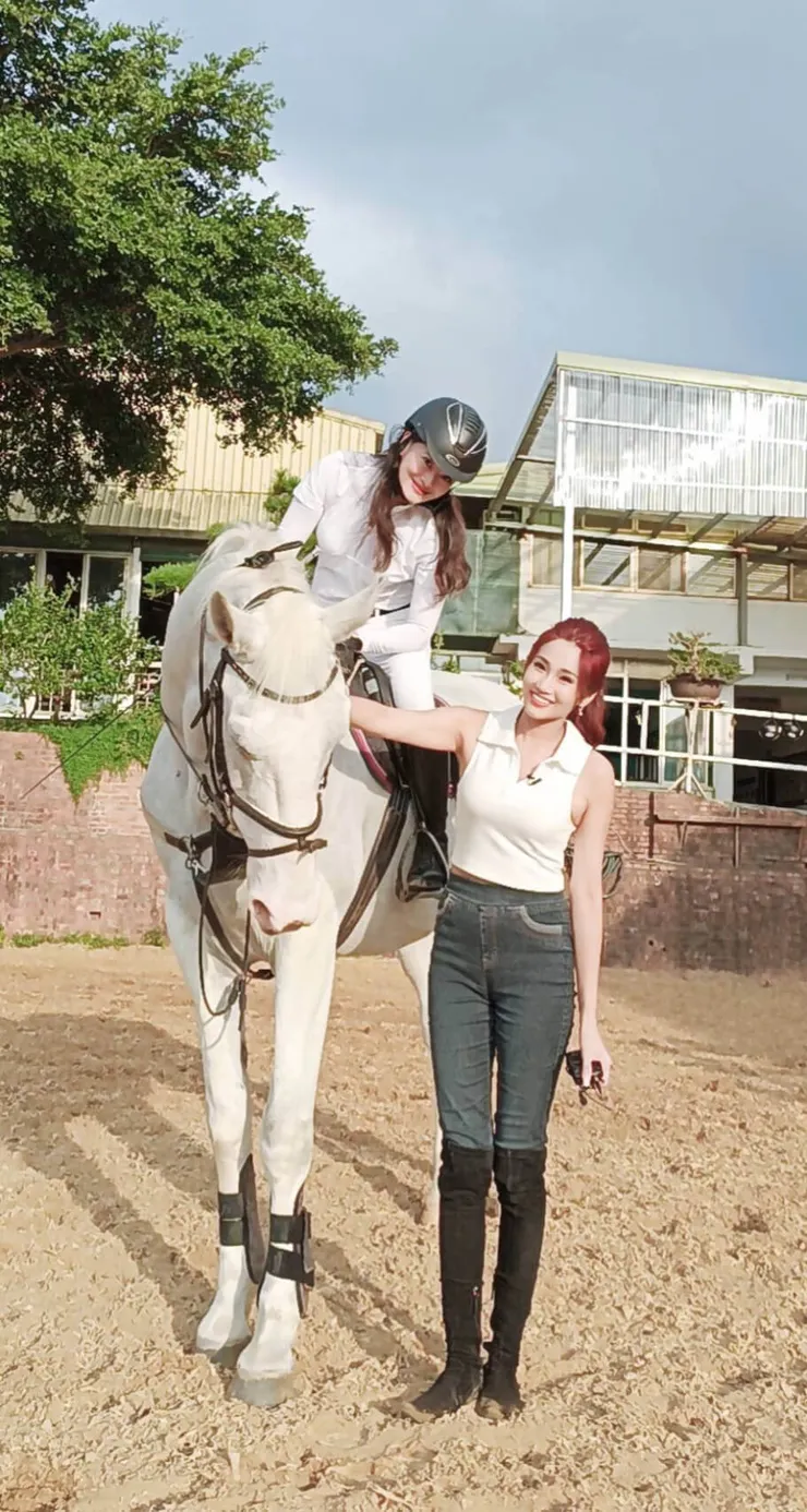 照片為節目主持人及製作人黃芓期(右)訪問山海觀馬場學員及馬術選手蔡培敏(左)學習馬術的經驗與心得分享