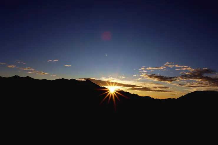 ▲一早４點由南湖山屋出發，5:15在稜線上看見東峰稜線的出日