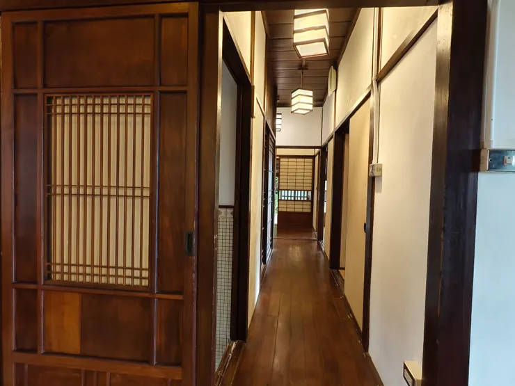 廊下，連通各個房間的走道。