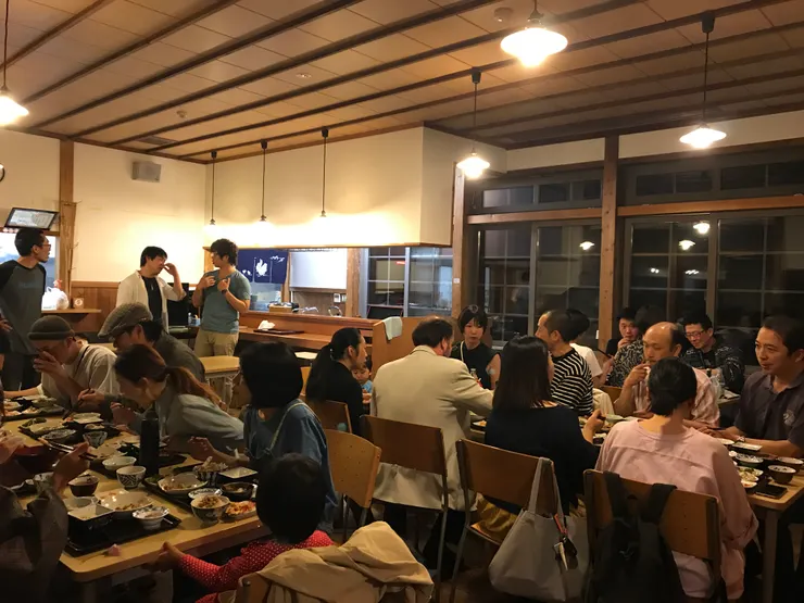 一個活動需要一大推工作人員才有辦法拱出那個站在台上的人,大部分人都是在後台或是台下比較多