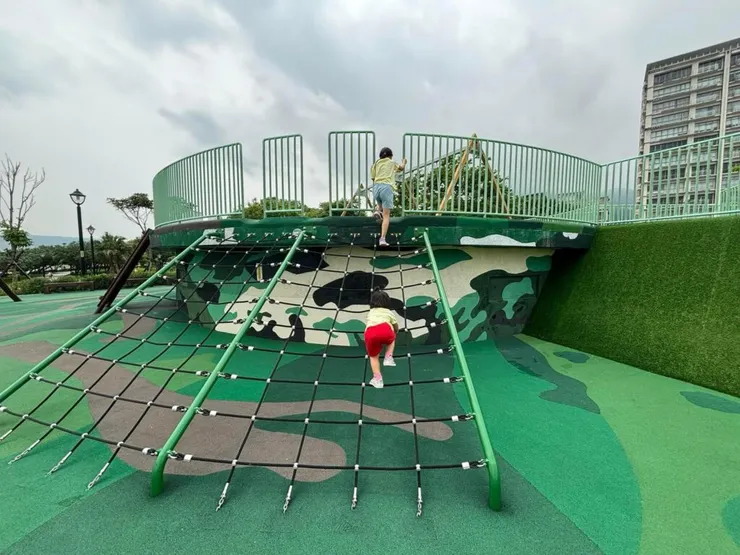  考驗手腳眼協調的攀爬網