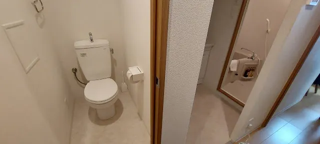 日本的廁所幾乎都是和浴室隔開