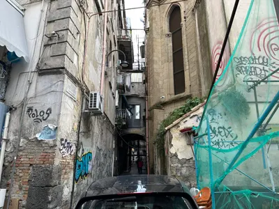 上帝住一樓，凡人住二樓：拿坡里瘋狂的「寄生建築學」