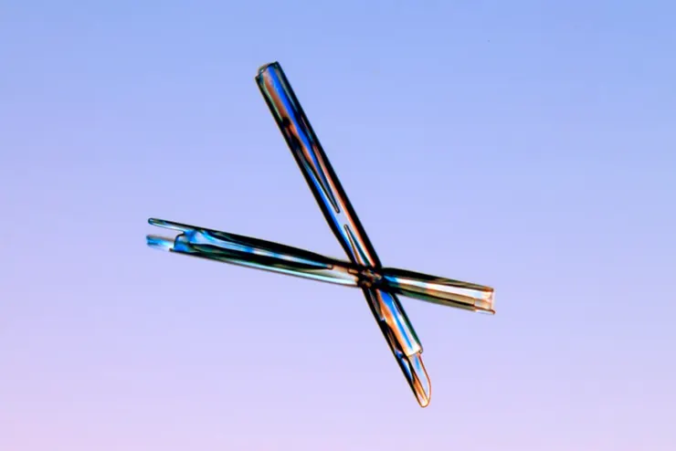 圖片來源：COURTESY KENNETH LIBBRECHT 。雪花如何變大：水分子不斷附著在冰晶的角上並結凍，使雪花長出不同的「手臂」和「枝狀結構」。冷空氣讓雪花變尖，濕暖空氣則讓它變簡單，如柱狀或針狀。