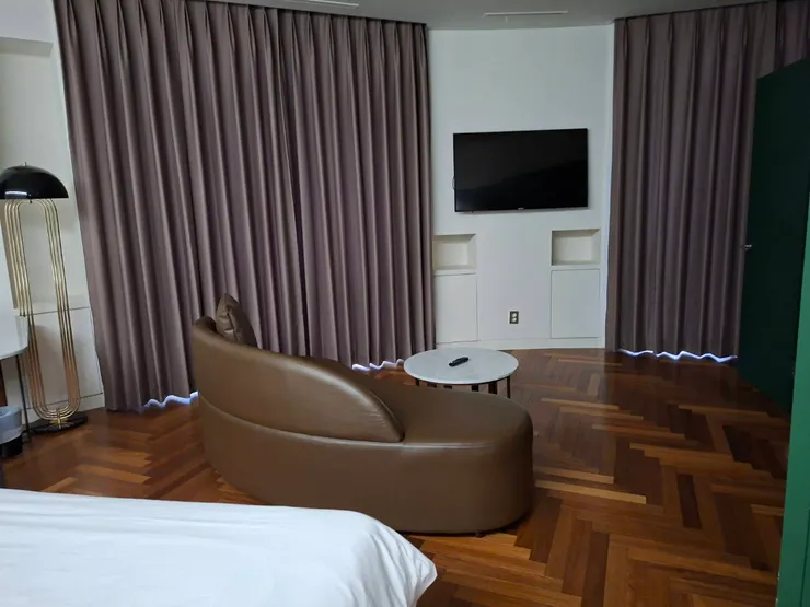 光是沙發就這麼寬敞呢！