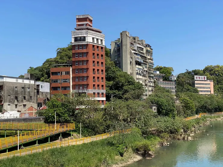 從景美橋眺望許興泉洋樓
