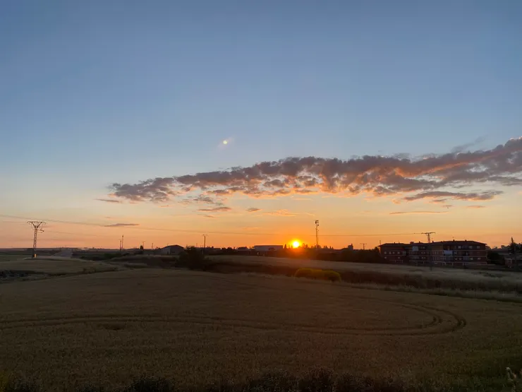 走了17天才見到西班牙的日出，一個晚出門的小確幸。