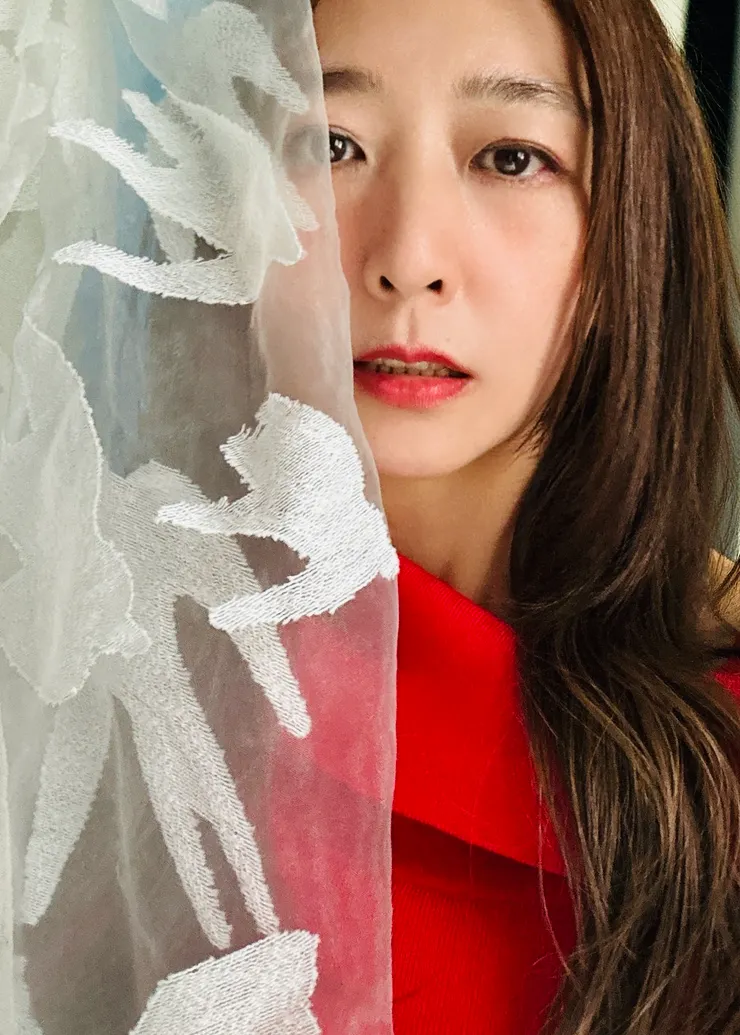 透過光影與紗幕層次，徐小萍以內斂神情呼應歌曲主題，細緻描繪未曾說出口、卻始終存在的願望之光。圖/街聲派歌提供