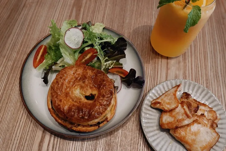 辣味起司肉派 Spicy cheese beef pie   NT$280   |   加點 炙火雞胸肉 Grilled chicken   NT$135