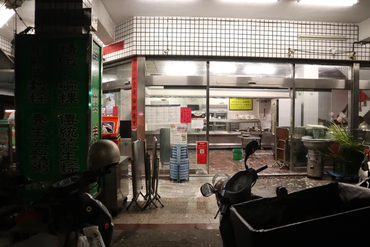 關店後清潔中的店面