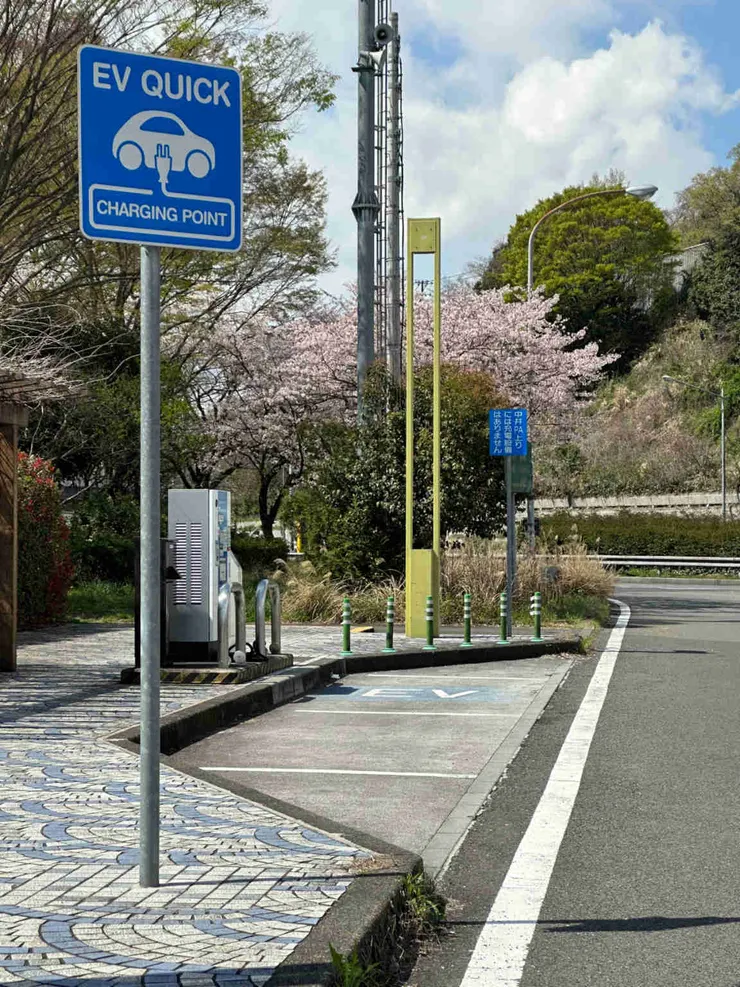 ▲電動車補充能源所需的時間明顯高於燃油車在現今已算是常識，而這樣的劣勢面對高速公路場景特別容易被放大（因對於時間成本的影響相對明顯），因此於高速公路沿線或休息站建置充電樁便顯格外重要。