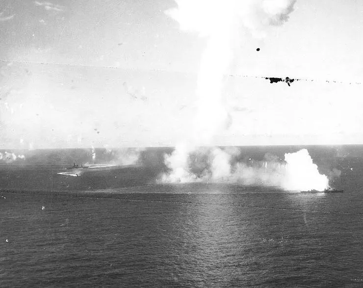 恩加尼奧角海戰期間的伊勢號（左中）