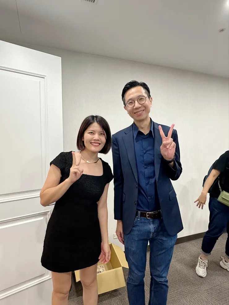 朱醫師真的好高⋯⋯我已經穿了有跟的鞋了