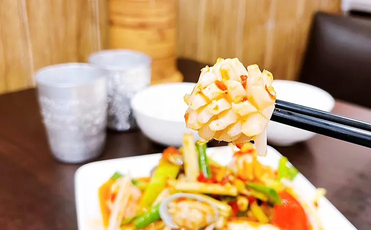 刻花魷魚特寫，展現泰式料理對食材處理的細緻感與Ｑ彈度。
