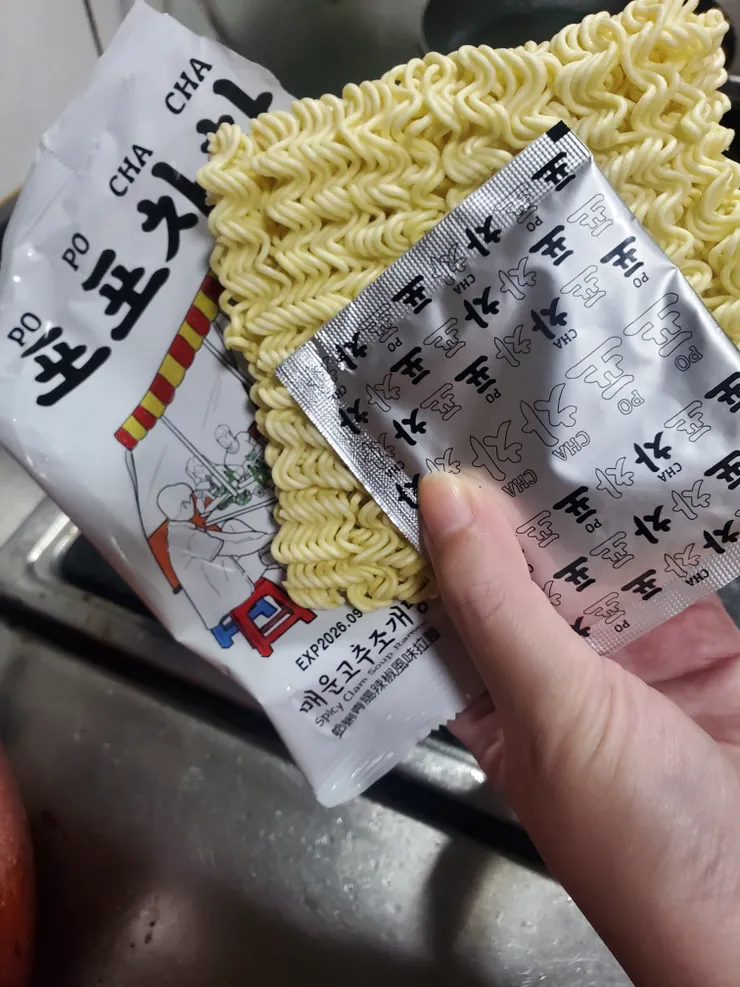 打開就是一塊麵和粉包