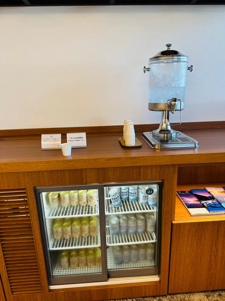 泡湯區休息區的飲料櫃!!