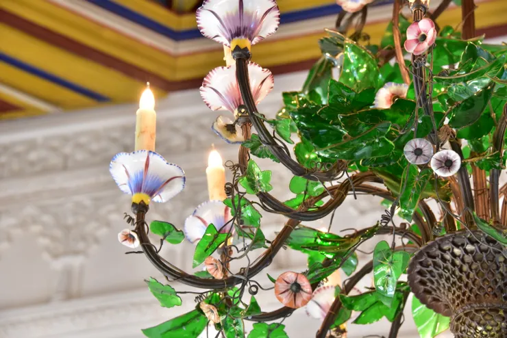 花朵綠葉造型的吊燈