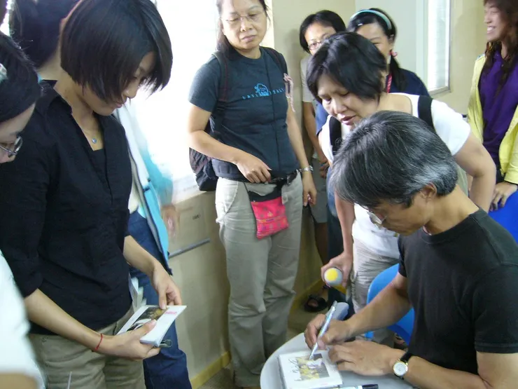 2006.8.2 笠山文學營課程結束後拿專輯給路寒袖老師簽