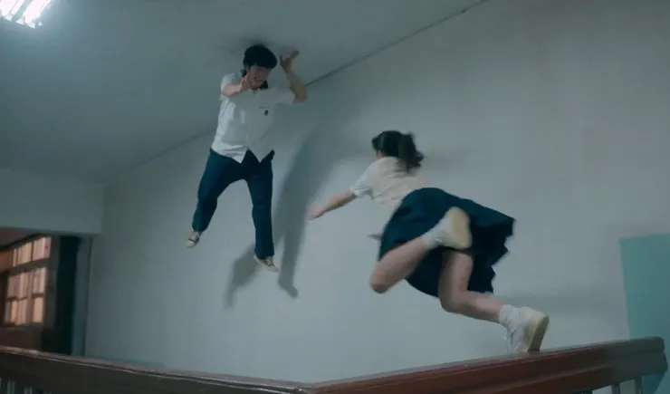 喜秀跳上去抓奉皙下來