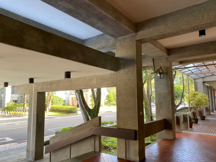 雨庇的高度跟上面那跟梁是斷開的，讓前面雨庇的獨立感更強