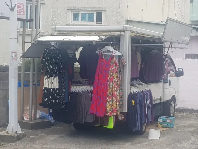 古城五日市場外賣衣服的發財車