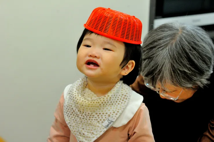 【長長的假期萬萬回來過第二個年！戴小紅簍耍寶。】