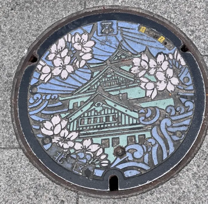 大阪城人孔蓋，photo by bookarchery