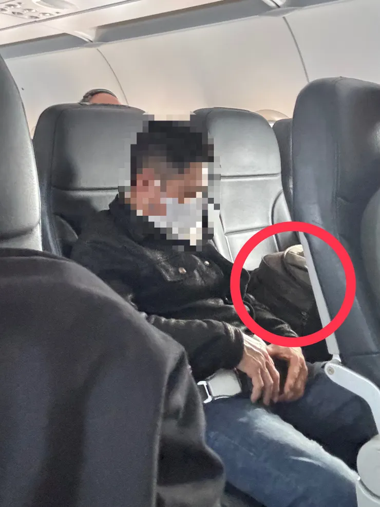 登機箱放在鄰座空位！？