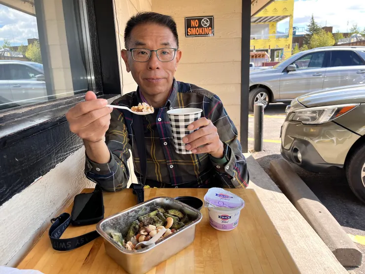 酪梨、堅果、水煮蛋、芝麻粉沙拉