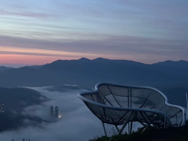 星野TOMAMU的員工「雲海仙人」，每天為大家報告最新的雲海消息。/照片來源:星野TOMAMU官方網站