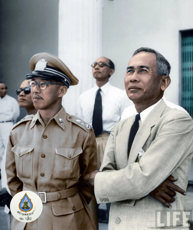 任警察總監時期的巒察，與時任泰國首相鑾披汶（Luang Phibunsongkhram）,攝於1951年前後。美國《生活》雜志（Life）原圖，修飾上色：Siam Phahurong by Noom Ratana