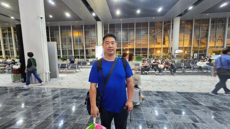 我在澳門國際機場的登機門!我和老爸這時剛從貴賓室出來!所以天也黑了!