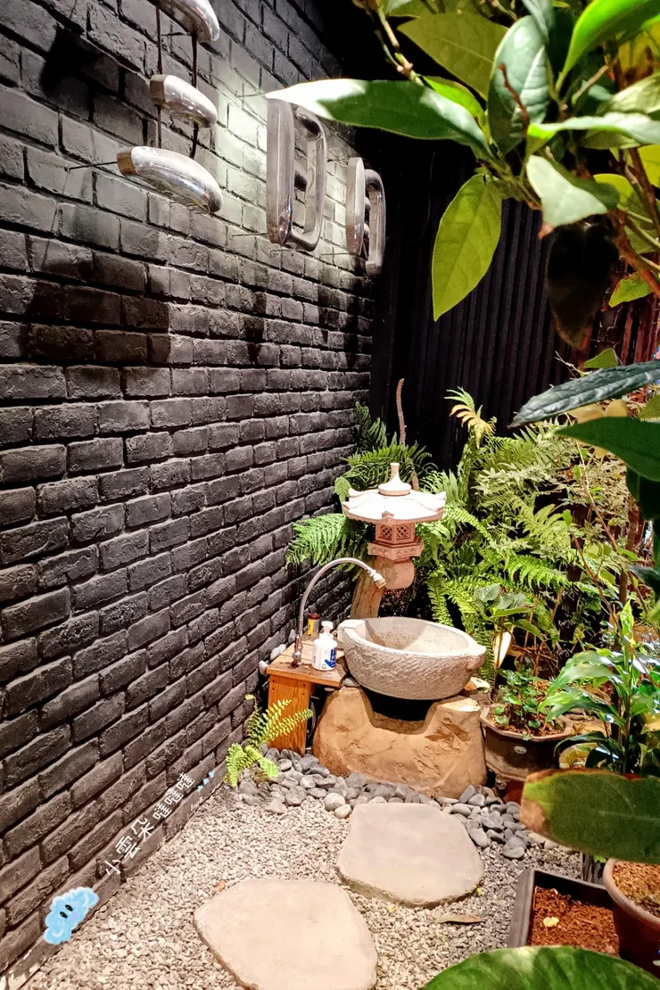 三日月小小的庭園空間是讓客人洗手的地方
