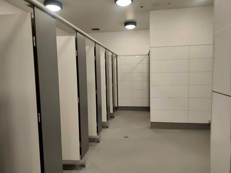 大學裡可以洗免費熱水澡的地方，不外乎就是體育館的廁所