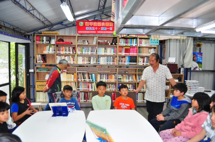 書屋針對不同年齡層舉辦各式活動，圖為兒童寫作課程，邀請作家瓦歷斯．諾幹與小朋友討論寫作。（啟明．拉瓦提供）