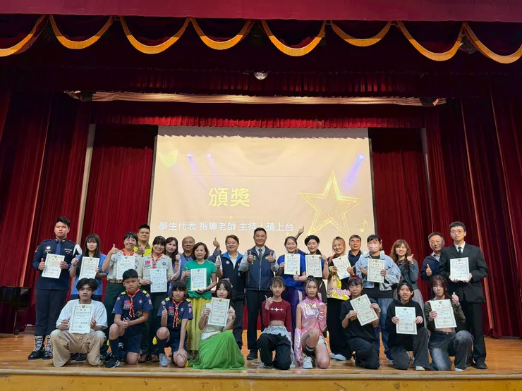 ▲南勢角學園社團聯展於溫馨頒獎時刻畫下完美句點，各校師生齊聚舞台接受表揚與榮耀肯定，為這場充滿青春活力與藝術交流的盛會留下珍貴回憶。
