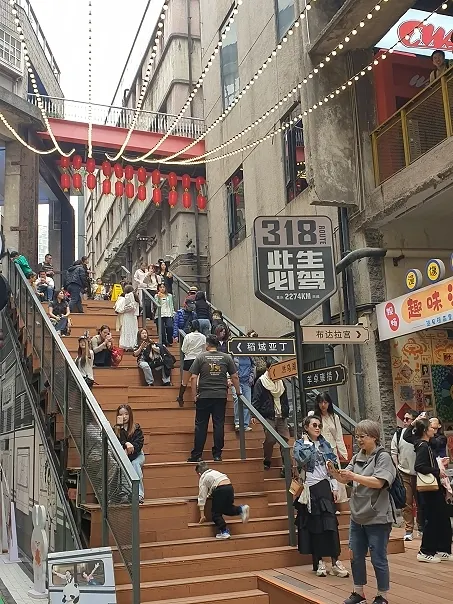 二廠文創公園曾是國民政府時期的中央銀行印鈔廠，改造後保留老廠房又融入現代設計，匯聚了特色小店、美食餐廳等