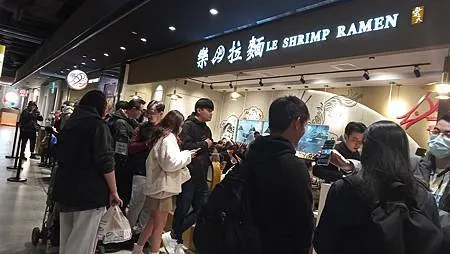 [異國美食]令人噴香的一碗新加坡樂天餐飲集團來的拉麵，集合鮮