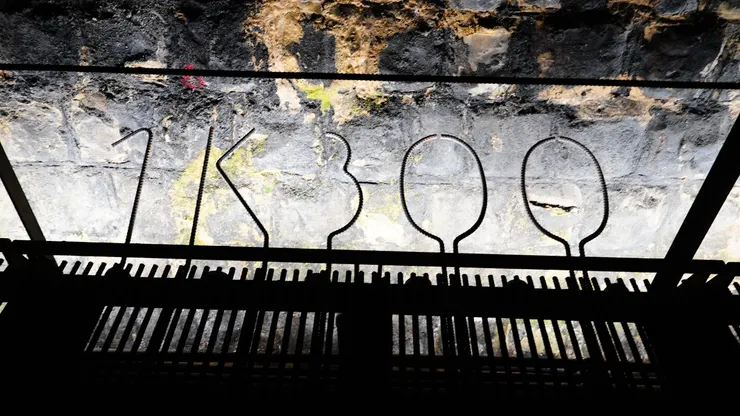 用鋼筋製作的里程標示