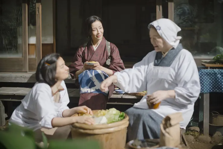 宛如阿修羅，中間為宮澤理惠飾演的綱子。