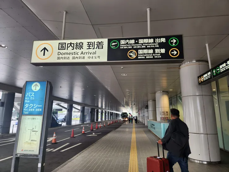 出來之後往右邊看的方向，就是機場大巴的方向