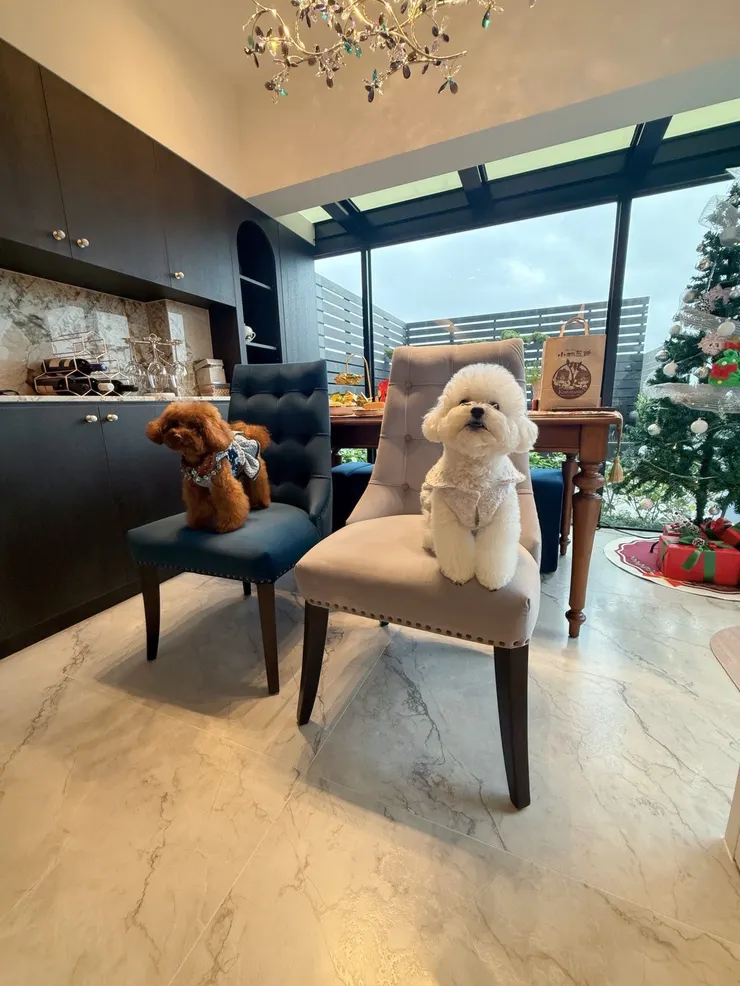 萩比vs樂透妹妹合照/背後漂亮的大露台