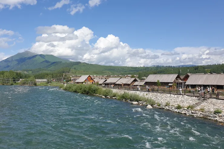 禾木橋一邊是古色古香的木屋群