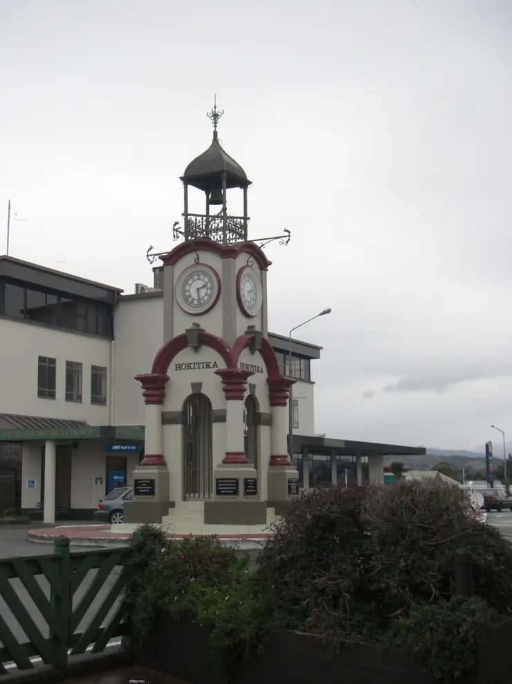 巴士停靠Hokitika城鎮