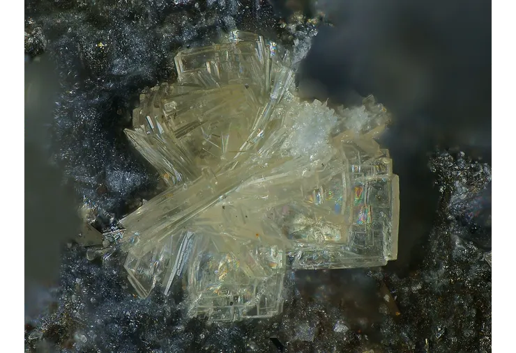 來自聖瑪麗歐米訥的Giftgrubeite,以初次發現的Giftbrube礦區命名。目前僅在法國聖瑪麗與捷克能找到該礦蹤影。資料來源:Mindat