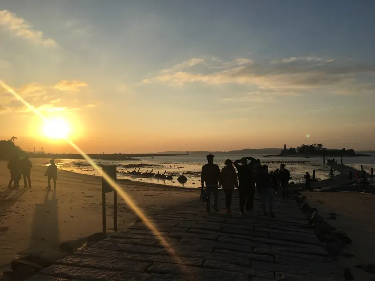 往建功嶼的路,乾潮時才會露出來,因此上面都是非常尖銳、刮腳的石頭或蚵殼,不要穿會滑的鞋子或拖鞋、高跟鞋,跌倒真的會慘哭。
