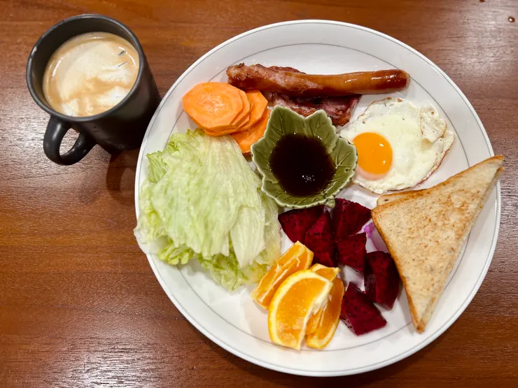 〈上週三的早餐，學學民宿的早餐，八成像(˶‾᷄ ⁻̫ ‾᷅˵)〉